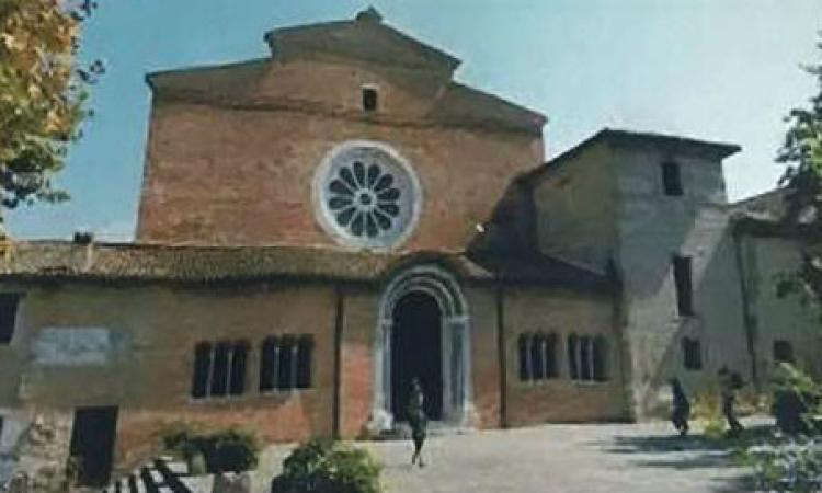 I fedeli si ritrovano all'Abbadia di Fiastra: "Senza la comunità cistercense niente sarà come prima"