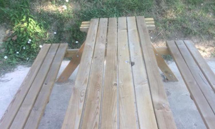 Tolentino, vandali inarrestabili: danneggiati tavoli e panchine nell'area verde del Ponte del Diavolo