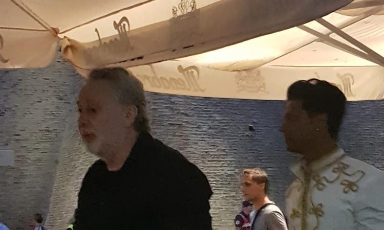 Lele Mora e l'ex mister Universo Alessandro Gubbini alla gelateria "Giorgio" Lele Mora e l'ex mister Universo Alessandro Gubbini alla gelateria "Giorgio"