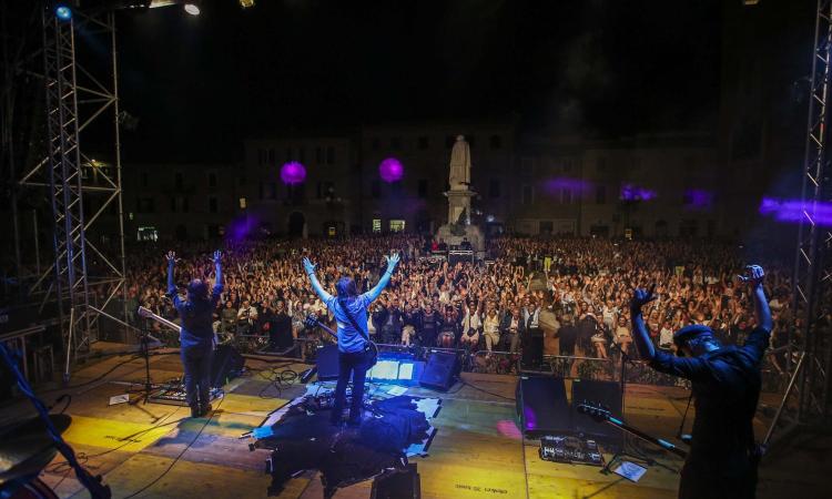 Recanati, in 4.500 per le Vibrazioni e Guido Catalano