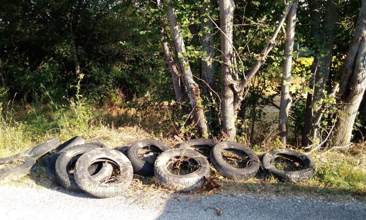 Treia, copertoni di auto abbandonati lungo la strada di Santa Maria in Piana