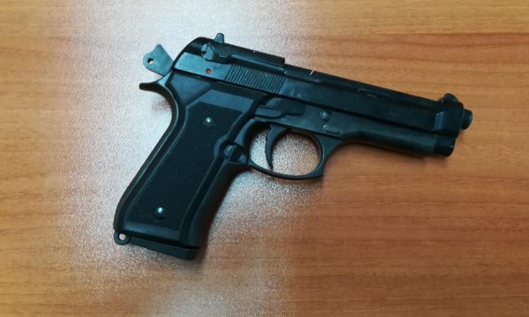 Gira con una pistola nascosta sotto la camicia: denunciato 54enne a Civitanova Gira con una pistola nascosta sotto la camicia: denunciato 54enne a Civitanova