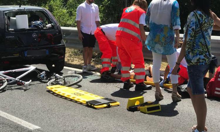 Ciclista tampona un'auto: trasportato a Torrette con l'eliambulanza