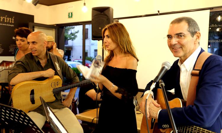 Giornalista e musicista: Sandro Petrone canta il suo "Solo fumo" all'Emporio Quacquarini - FOTO