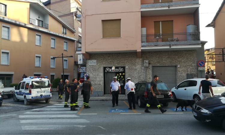 Tolentino, crolla un pezzo di cornicione in via della Pace Tolentino, crolla un pezzo di cornicione in via della Pace