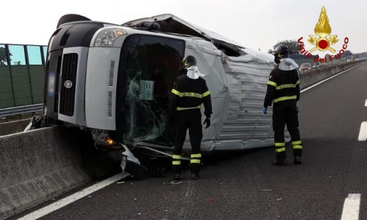 Civitanova, furgone sbanda e si ribalta in autostrada Civitanova, furgone sbanda e si ribalta in autostrada