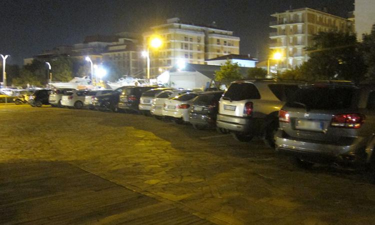 Civitanova, parco sul lungomare diventa parcheggio e dormitorio