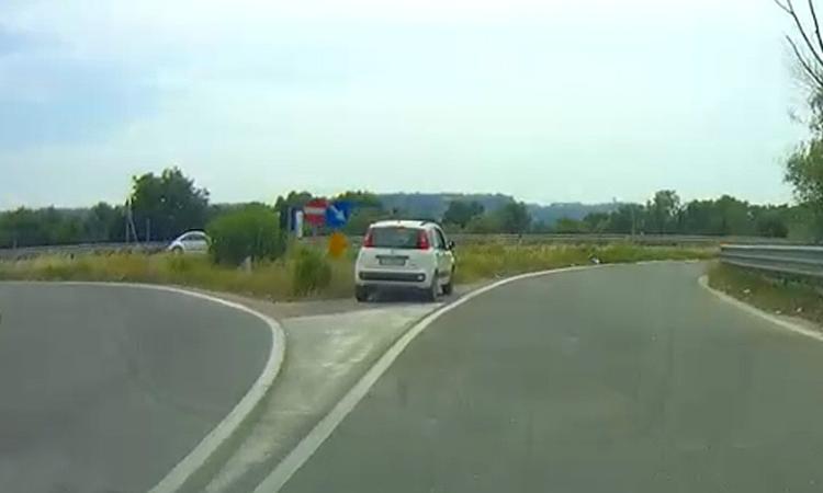 Civitanova, auto ferma all'imbocco della superstrada. Ma non era un guasto Civitanova, auto ferma all'imbocco della superstrada. Ma non era un guasto