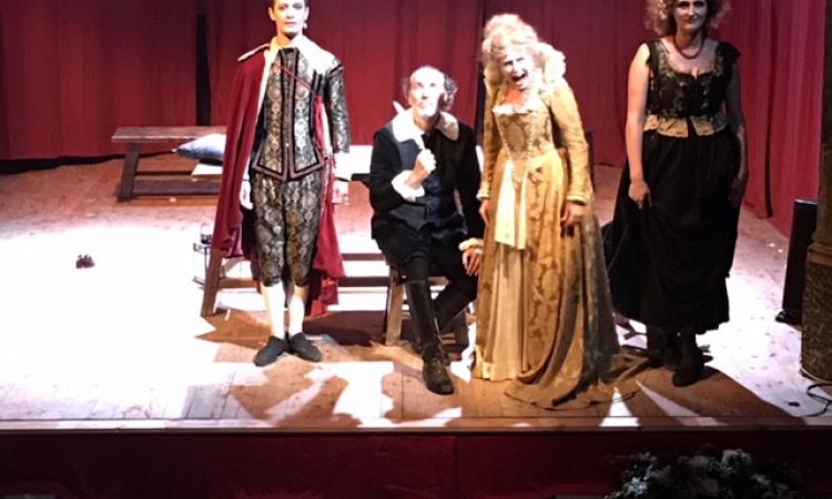 Grande successo per il primo spettacolo del gemellaggio tra il Silvano Toti Globe Theatre di Roma e il Teatro Flora di Penna San Giovanni Grande successo per il primo spettacolo del gemellaggio tra il Silvano Toti Globe Theatre di Roma e il Teatro Flora di Penna San Giovanni