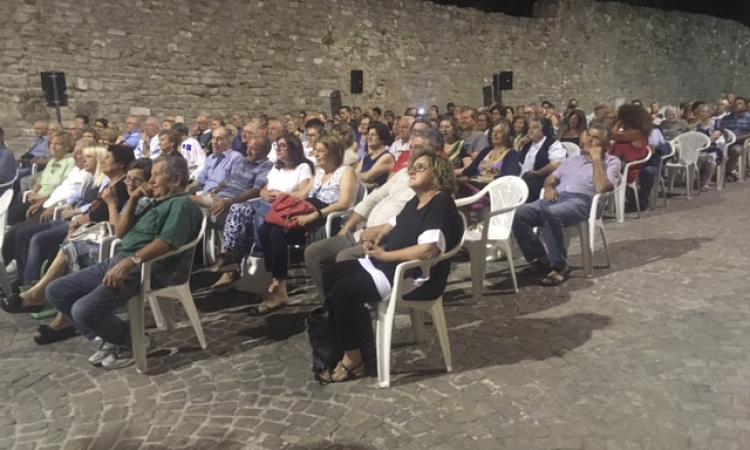 Applausi a San Severino per la commedia della compagnia "La Terra dei Fioretti" Applausi a San Severino per la commedia della compagnia "La Terra dei Fioretti"