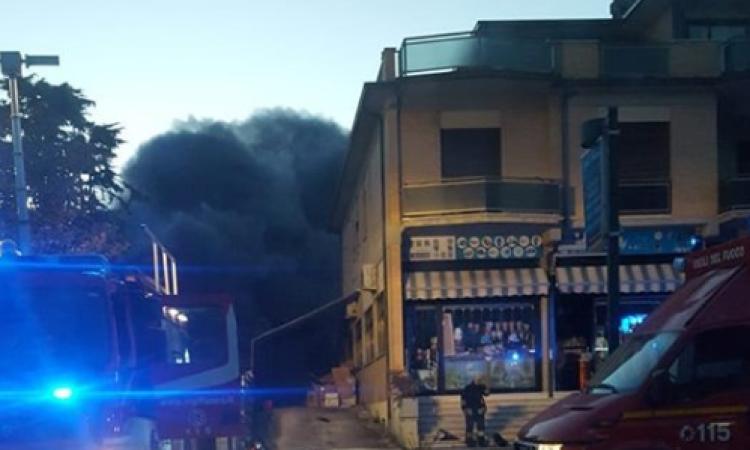 Un violento incendio devasta il magazzino di un emporio cinese