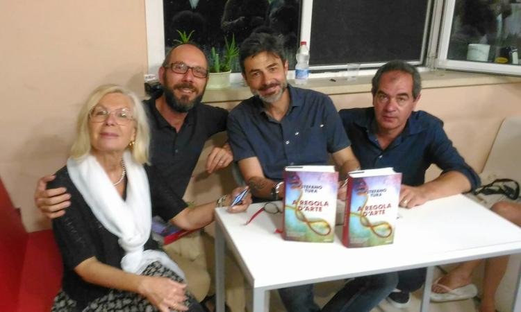 Lettori col fiato sospeso all'incontro con il giornalista e scrittore Stefano Tura