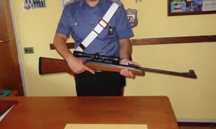 Minaccia con un fucile un connazionale: denunciato un 35enne romeno