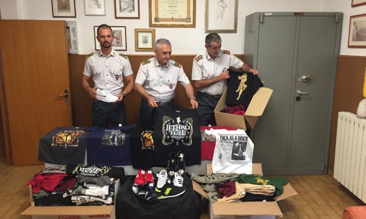 Adidas, Nike, Saucony come vere. Sequestrati oltre 300 prodotti contraffatti a Porto Recanati