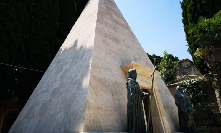 A Recanati restaurata la tomba del tenore Beniamino Gigli