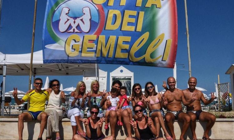 A Recanati si vede doppio: al via il raduno nazionale dei gemelli A Recanati si vede doppio: al via il raduno nazionale dei gemelli