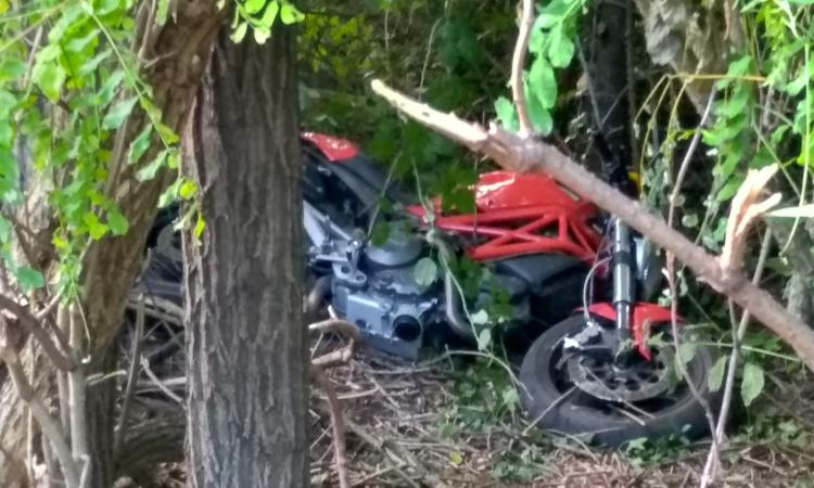 Corridonia, centauro finisce fuori strada Corridonia, centauro finisce fuori strada