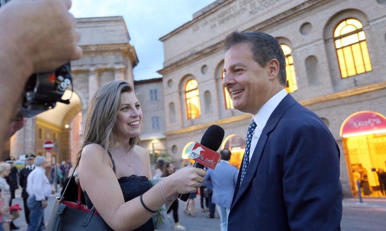 Musica d'eleganza allo Sferisterio per la prima del MOF: sfilata di vip e politici (FOTO / VIDEO) Musica d'eleganza allo Sferisterio per la prima del MOF: sfilata di vip e politici (FOTO / VIDEO)
