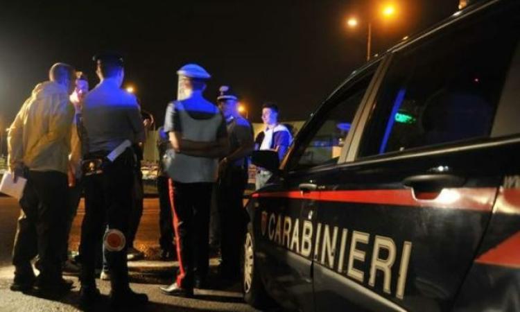 Macerata, minaccia con una piccozza carabinieri e clienti di un locale: denunciato 45enne