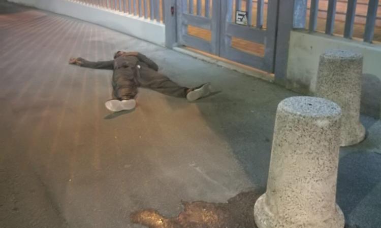 Porto Recanati: chiede aiuto davanti alla caserma, poi stramazza al suolo (FOTO)