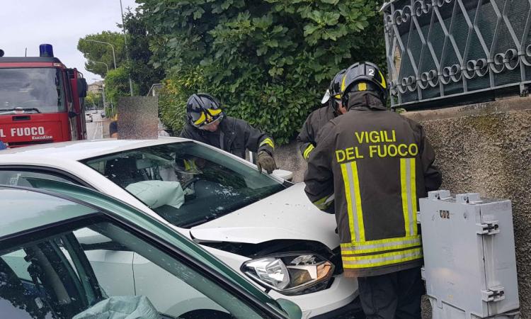 Recanati, scontro fra due auto in via Beato Gherarducci