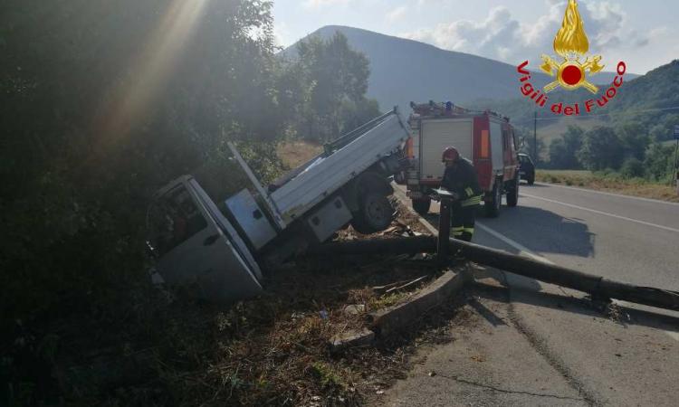 Camerino, fuori strada con il camioncino: ferito un operaio