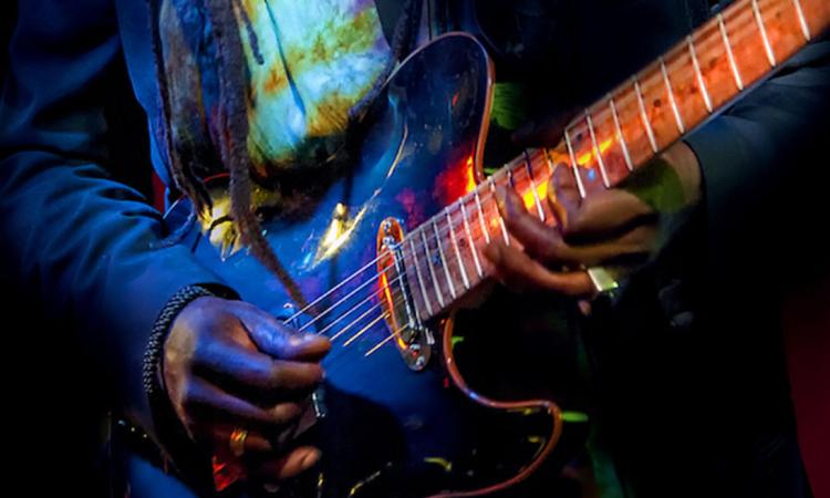 San Severino Blues, la chitarra di Maddox a Pieve Torina per RinasciMarche