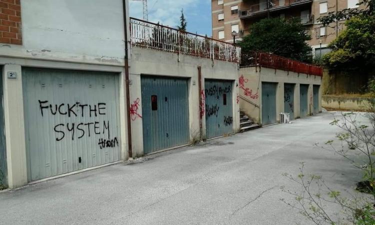 Camerino, a Vallicelle scritte volgari sulle porte dei garage