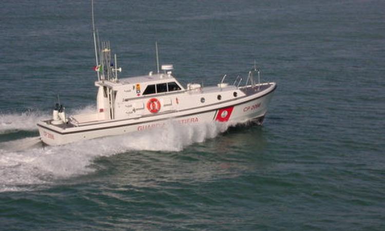 Barca affonda con tre persone a bordo: tutti salvi