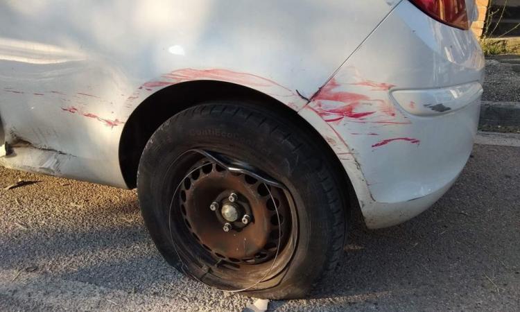 Tolentino, caos in via Nenni e auto danneggiate: indagano i Carabinieri (Foto)