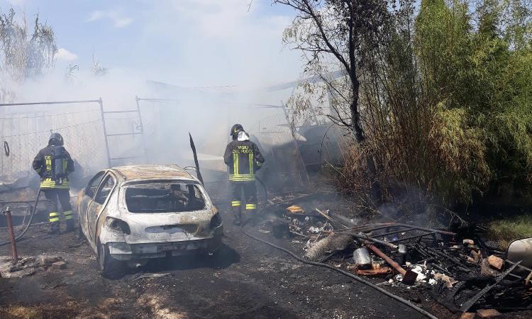 Morrovalle, prende fuoco un container: il proprietario finisce in ospedale Morrovalle, prende fuoco un container: il proprietario finisce in ospedale
