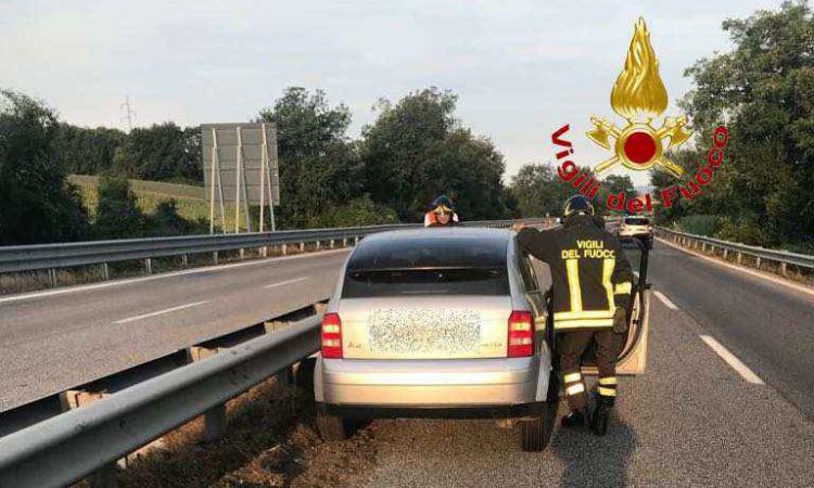 Incidente all'alba in superstrada: intervento dei vigili del fuoco Incidente all'alba in superstrada: intervento dei vigili del fuoco