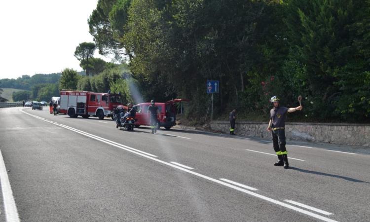 Macerata, perde il controllo del mezzo e sbatte contro il guard rail: un uomo in ospedale
