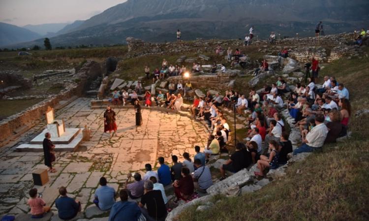 Unimc riporta lo spettacolo nel teatro romano di Hadrianopolis Unimc riporta lo spettacolo nel teatro romano di Hadrianopolis
