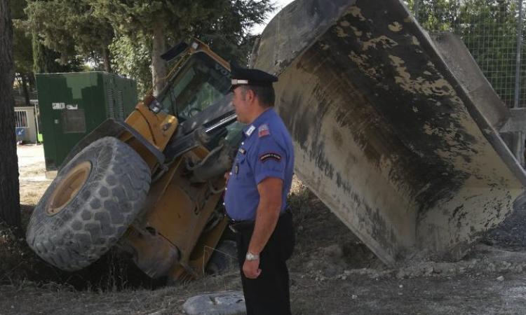 Corridonia: ancora un assalto al distributore. Utilizzata una ruspa rubata a Macerata Corridonia: ancora un assalto al distributore. Utilizzata una ruspa rubata a Macerata