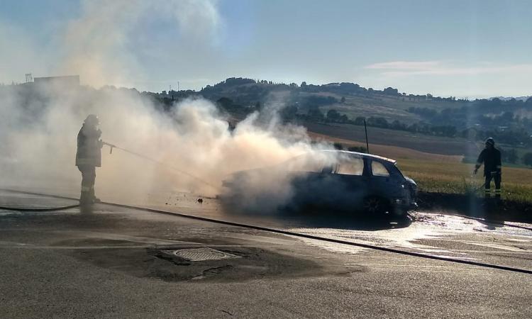 Auto in fiamme a Montecosaro: tutti salvi gli occupanti (Foto)