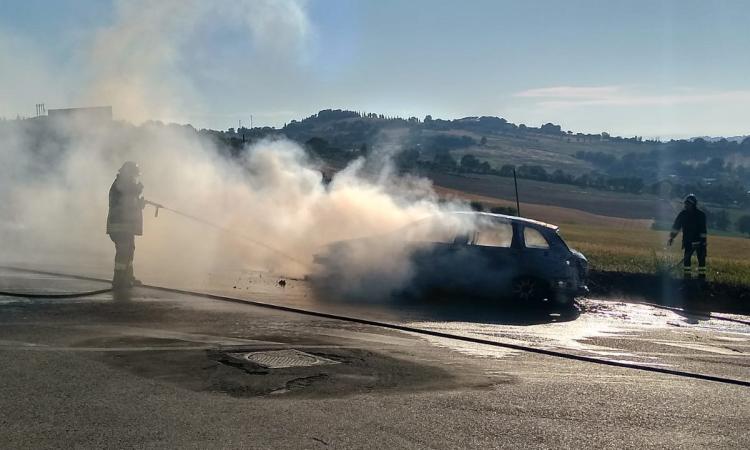 Auto in fiamme a Montecosaro: tutti salvi gli occupanti (Foto) Auto in fiamme a Montecosaro: tutti salvi gli occupanti (Foto)