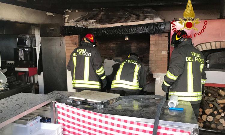 Va a fuoco una pizzeria a Civitanova: intervengono i vigili del fuoco Va a fuoco una pizzeria a Civitanova: intervengono i vigili del fuoco