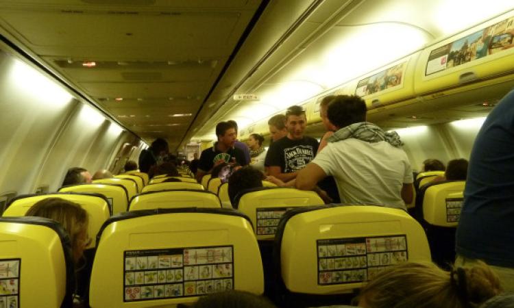 Esplode la batteria di uno smartphone: panico su un volo Ryanair Esplode la batteria di uno smartphone: panico su un volo Ryanair