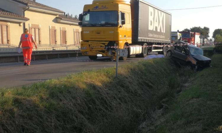 Schianto lungo la Regina: un morto - FOTO Schianto lungo la Regina: un morto - FOTO