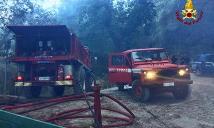 Incendio al Monte San Vicino: lo spengono i vigili del fuoco Incendio al Monte San Vicino: lo spengono i vigili del fuoco
