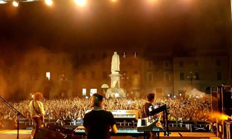 Recanati: successo per Ermal Meta in piazza Giacomo Leopardi, due ore di spettacolo ed emozioni