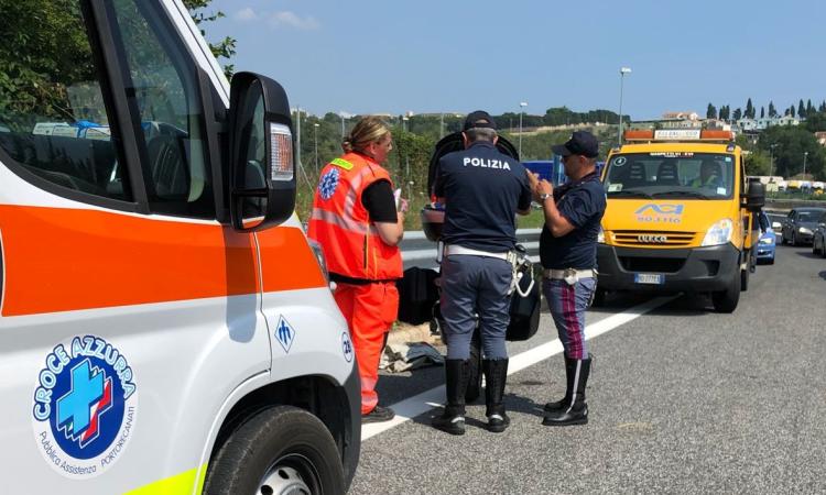 Schianto allo svincolo dell'autostrada per Porto Recanati: grave un motociclista Schianto allo svincolo dell'autostrada per Porto Recanati: grave un motociclista