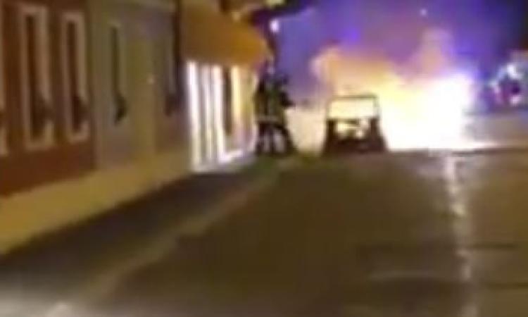 Porto Recanati, va a fuoco un'auto: intervengono i pompieri - VIDEO