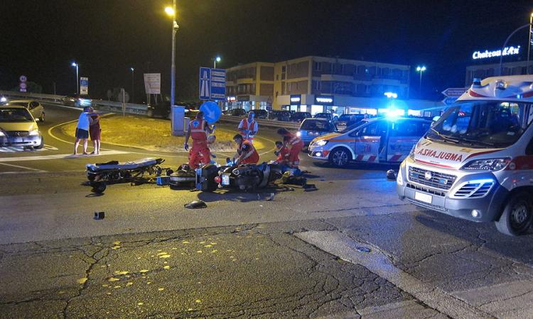 Civitanova, schianto nella notte: giovane gravissimo - FOTO Civitanova, schianto nella notte: giovane gravissimo - FOTO