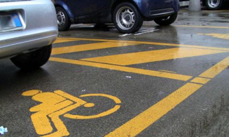 Porto Recanati, "Non puoi parcheggiare sul posto per disabili". E scoppia la rissa davanti al supermercato