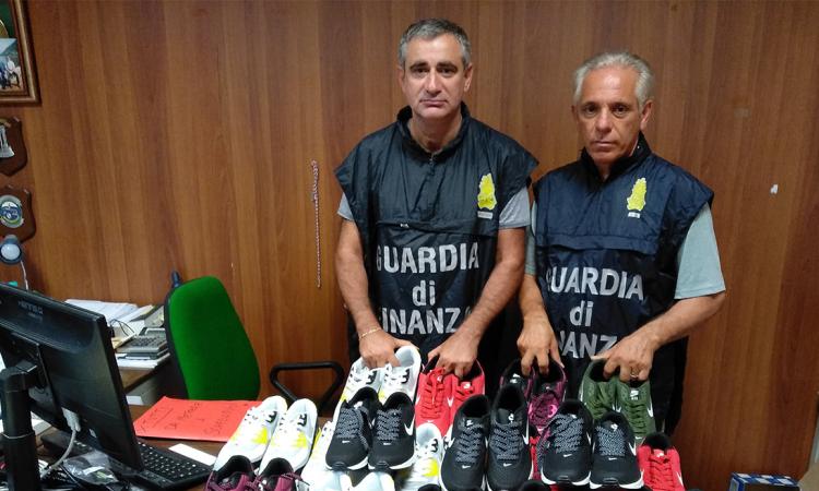 Porto Recanati: sequestrati 1000 articoli contraffatti, venditori in fuga Porto Recanati: sequestrati 1000 articoli contraffatti, venditori in fuga