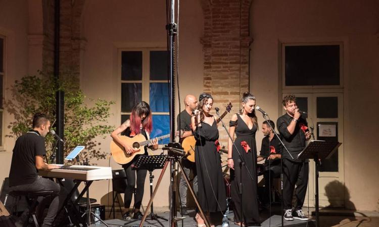 Con Popsophia il chiostro Sant’Agostino si é trasformato in un “music club” Con Popsophia il chiostro Sant’Agostino si é trasformato in un “music club”
