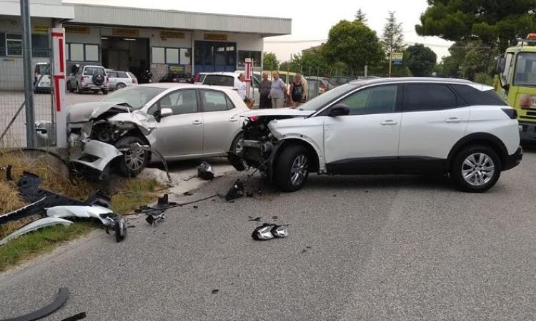 Trodica, scontro tra due auto sulla provinciale 46 Trodica, scontro tra due auto sulla provinciale 46