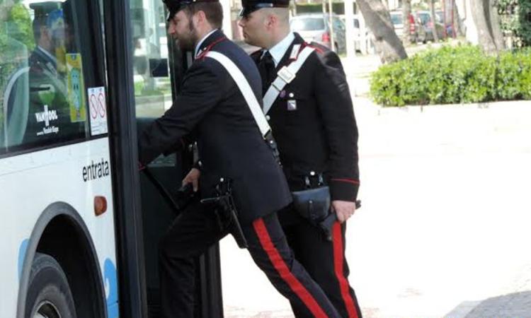 Autista del bus chiede i biglietti e viene aggredito da un gruppo di africani